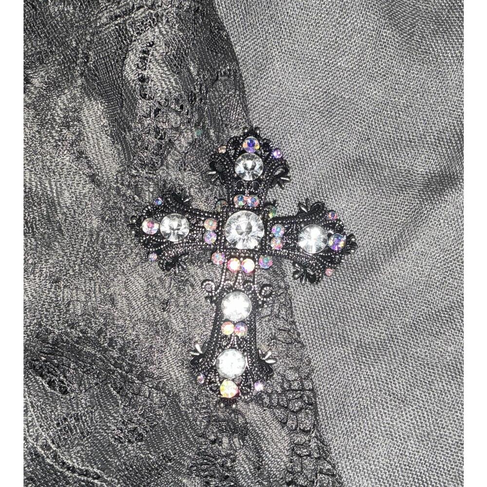 Cross Brooch & Lace Scarf o3156